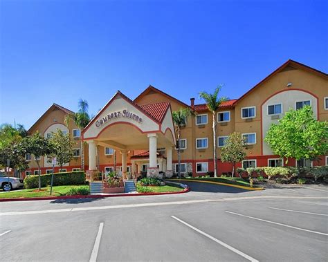Stay in Style at Comfort Suites Magic Mountain